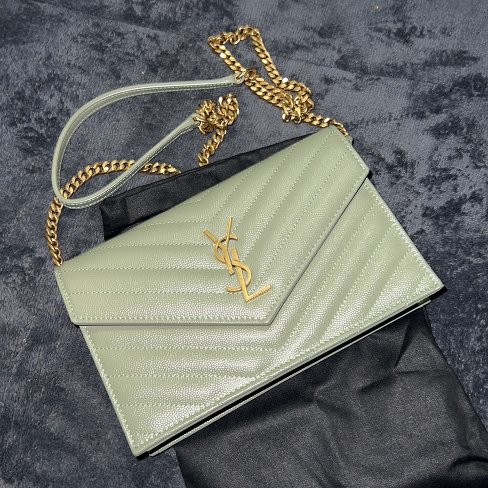 Grain de Poudre Envelope Wallet on a Chain